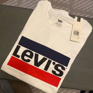 Levi’s t-shirt